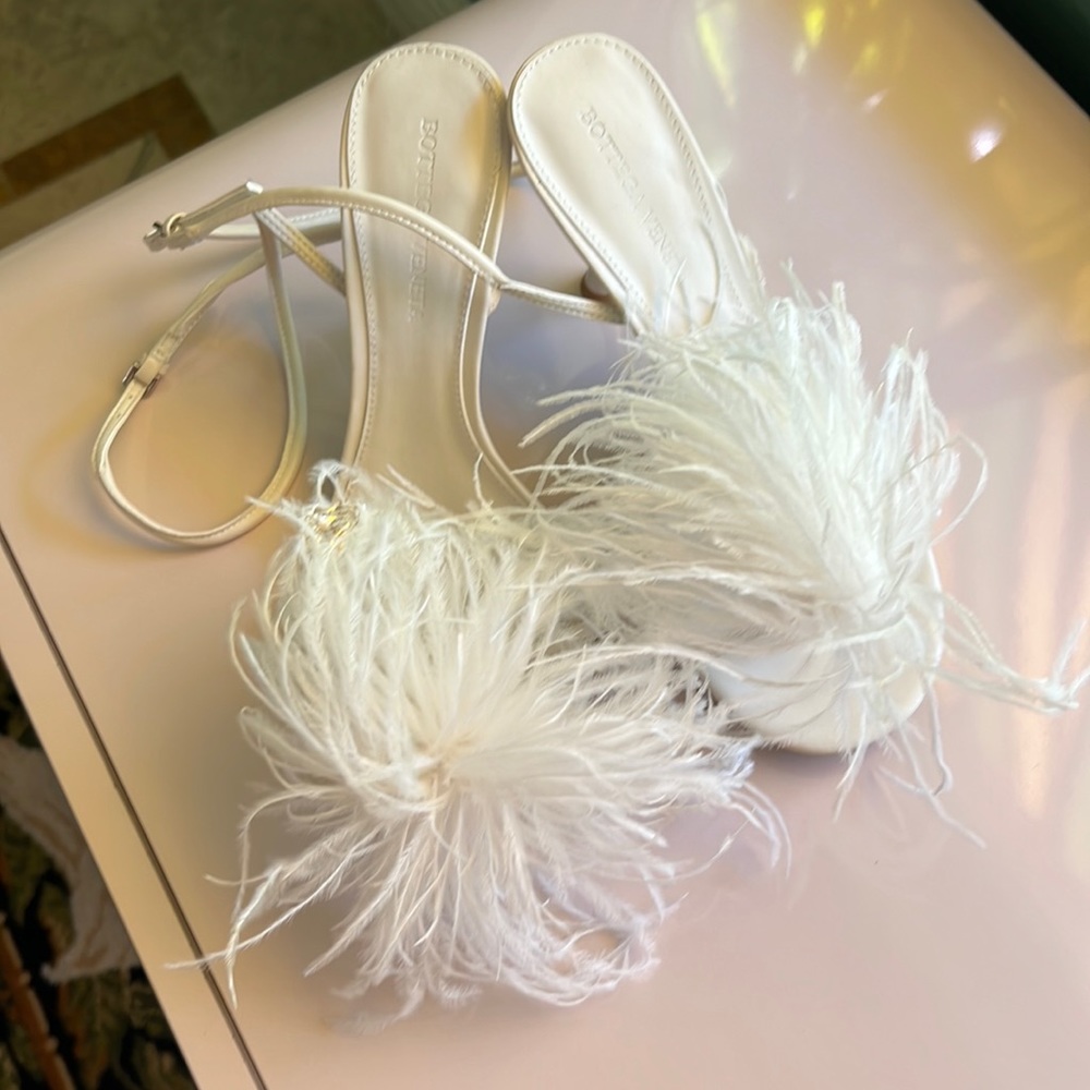 NEW Bottega Veneta white ostrich feather heels (39)